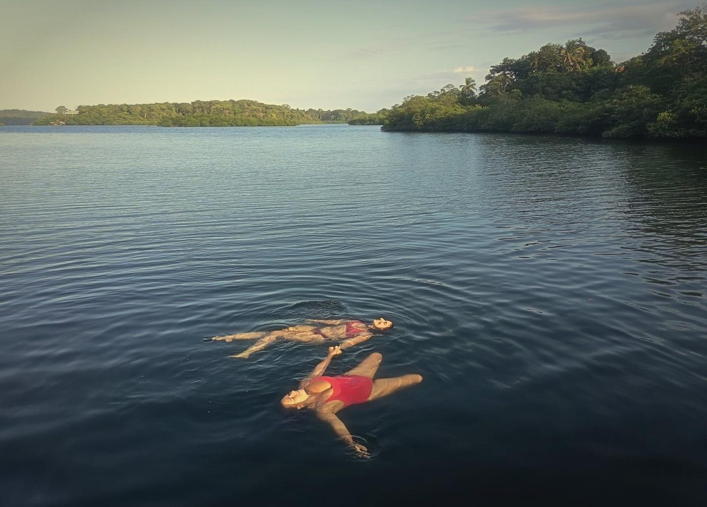 Bañistas flotando en la bahía